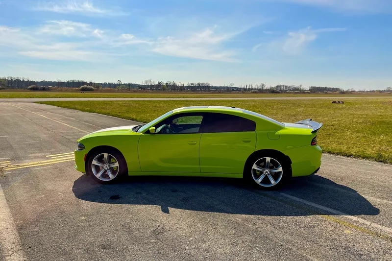Jízda v Dodge Charger na letištní dráze pro teenagery - foto 03