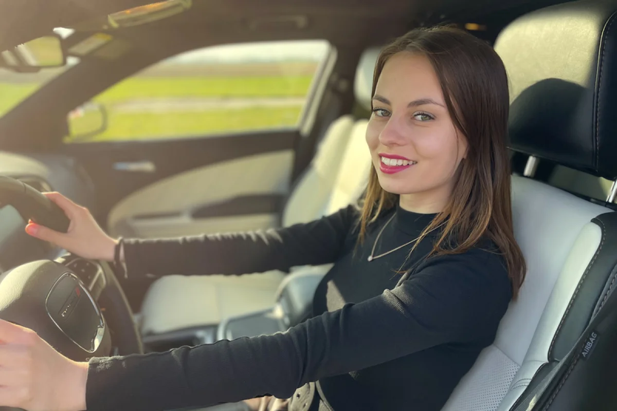 Jízda v Dodge Charger na letištní dráze pro teenagery - foto 05