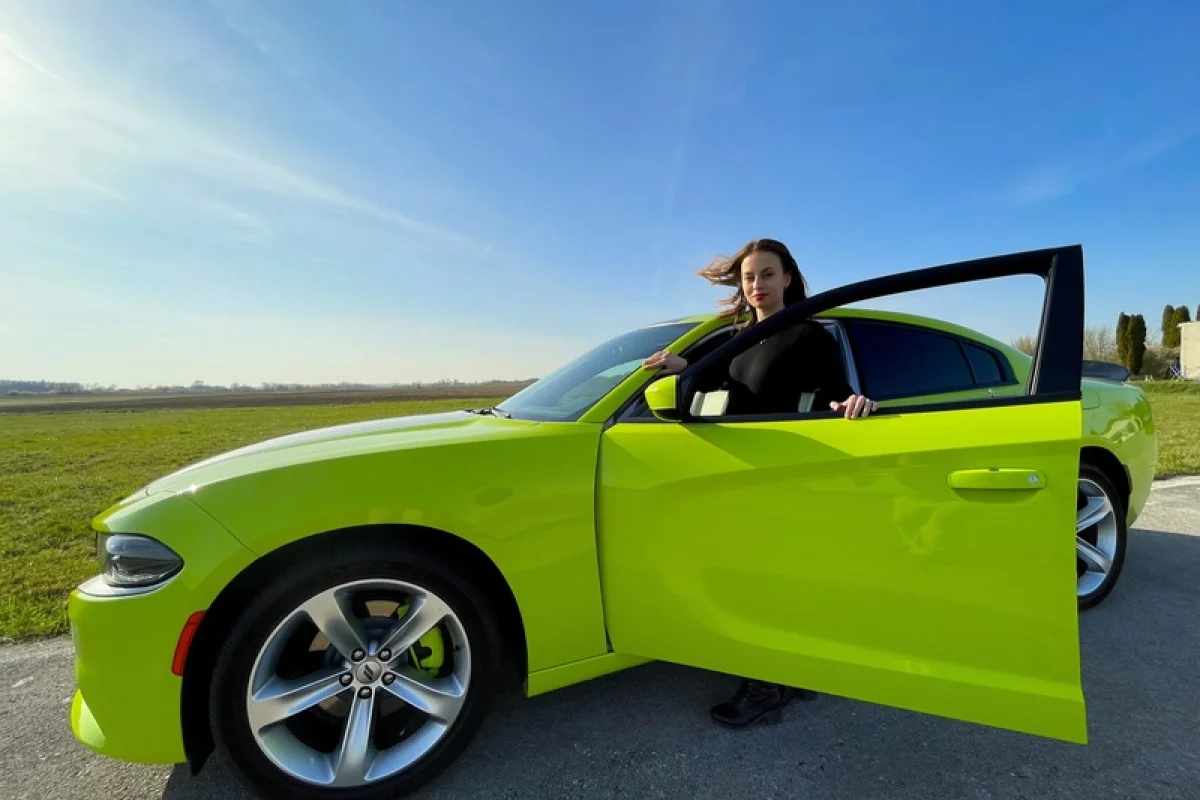 Jízda v Dodge Charger na letištní dráze pro teenagery - foto 06