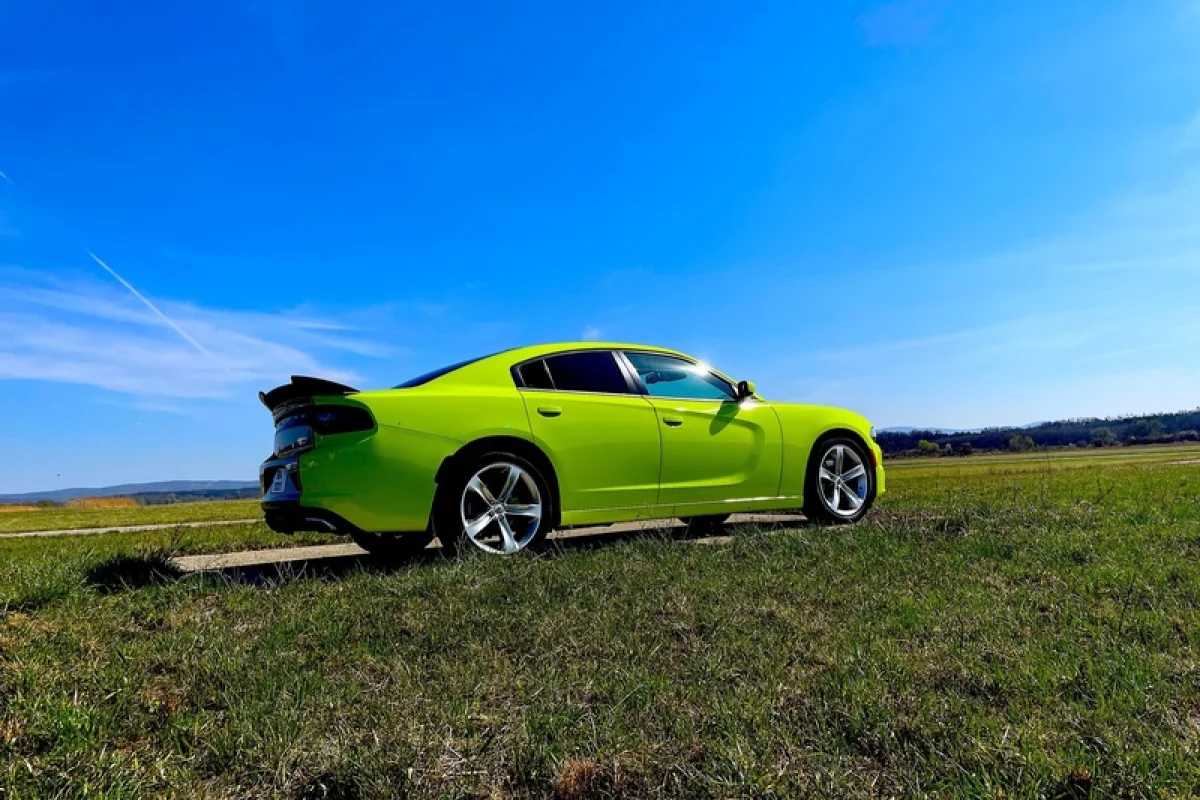 Jízda v Dodge Charger na letištní dráze pro teenagery - foto 07