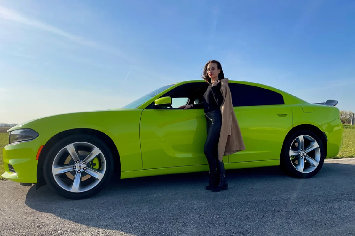 Jízda v Dodge Charger na letištní dráze pro teenagery - foto 09
