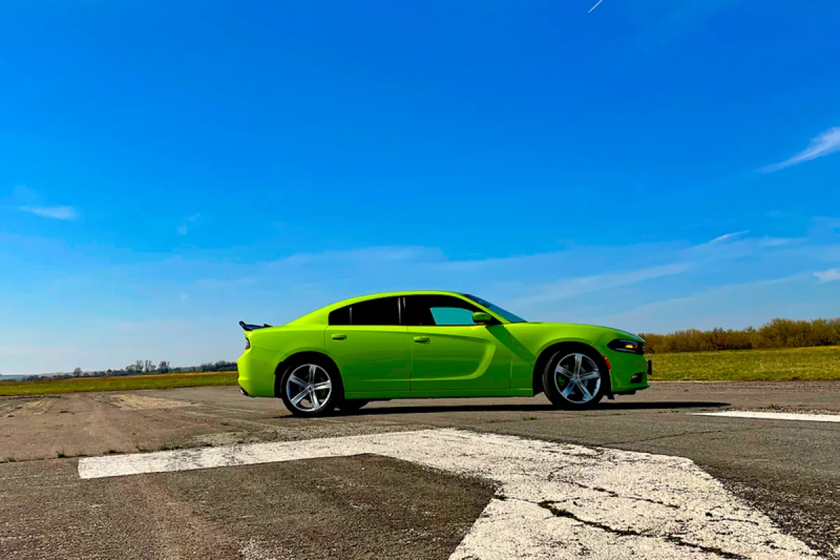 Jízda v Dodge Charger na letištní dráze pro teenagery - foto 10