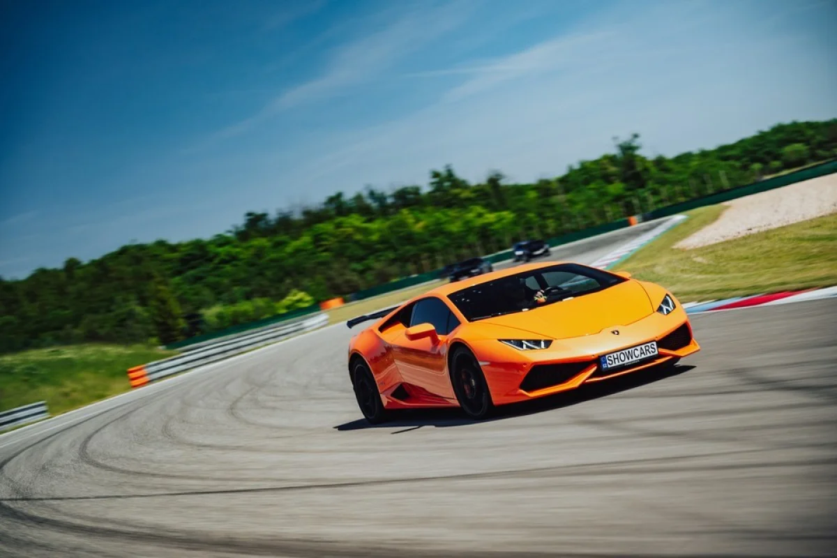 Jízda v Lamborghini Huracán na velkém závodním Masarykově okruhu Brno - foto 01