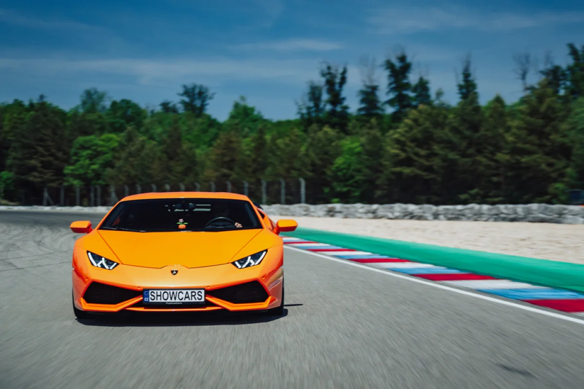 Jízda v Lamborghini Huracán na velkém závodním Masarykově okruhu Brno - foto 03