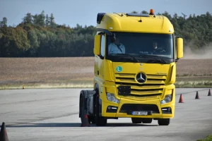 Jízda v moderním tahači Mercedes Benz Actros na polygonu u Příbrami - foto 01