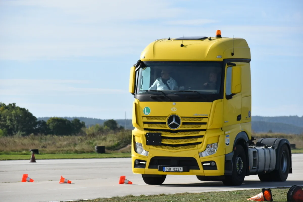 Jízda v moderním tahači Mercedes Benz Actros na polygonu u Příbrami - foto 02