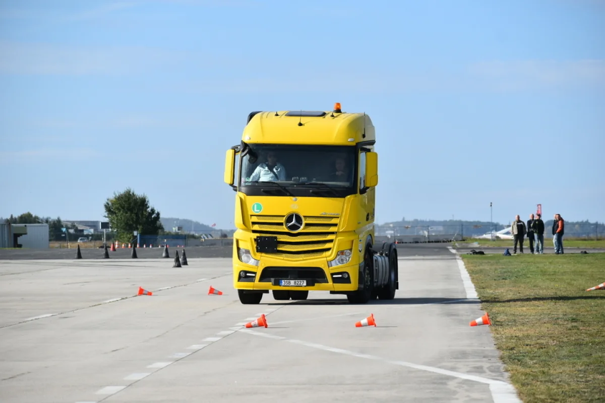 Jízda v moderním tahači Mercedes Benz Actros na polygonu u Příbrami - foto 03