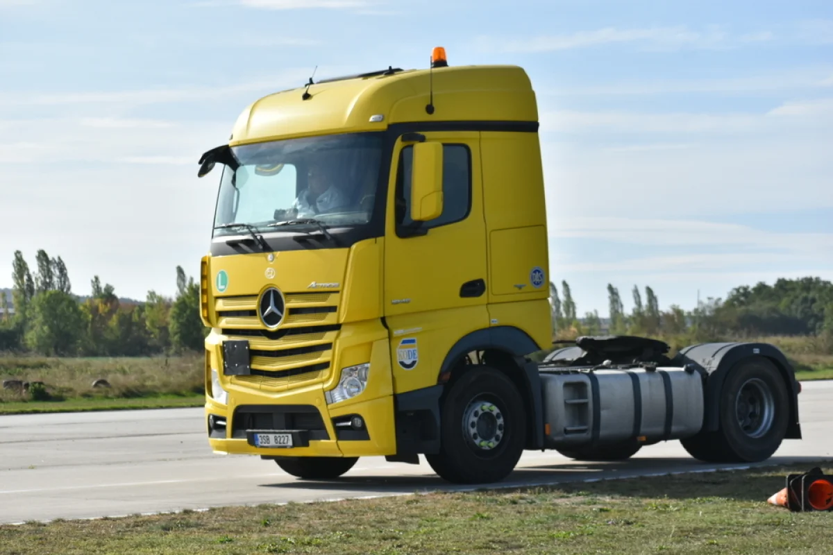 Jízda v moderním tahači Mercedes Benz Actros na polygonu u Příbrami - foto 04