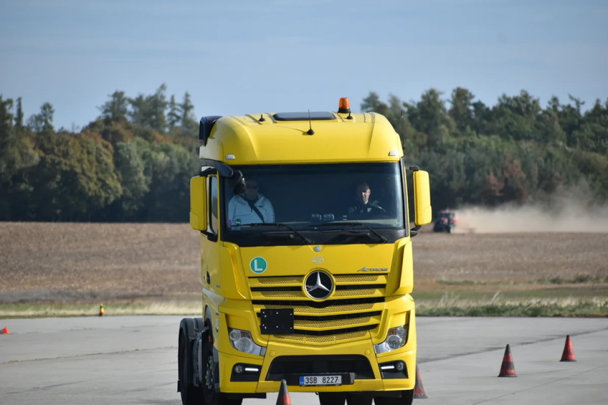 Jízda v moderním tahači Mercedes Benz Actros na polygonu u Příbrami - foto 05