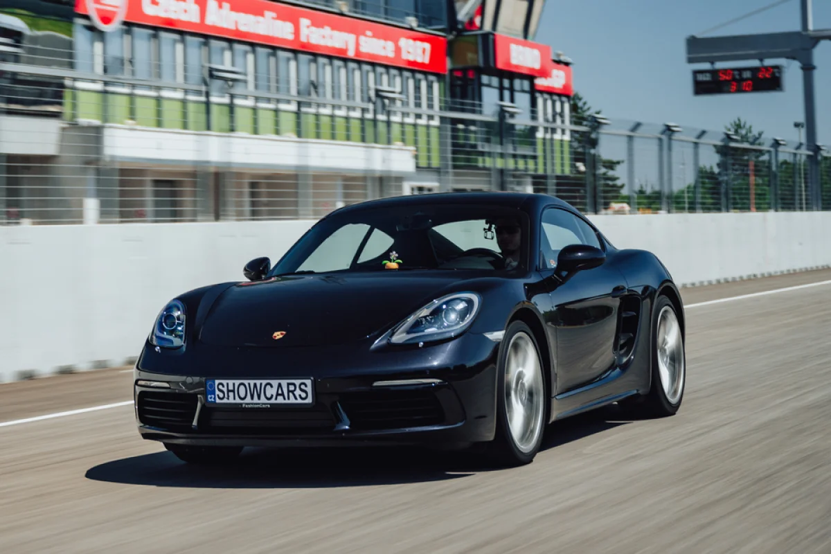 Jízda v Porsche 718 Cayman na velkém závodním Masarykově okruhu Brno - foto 01