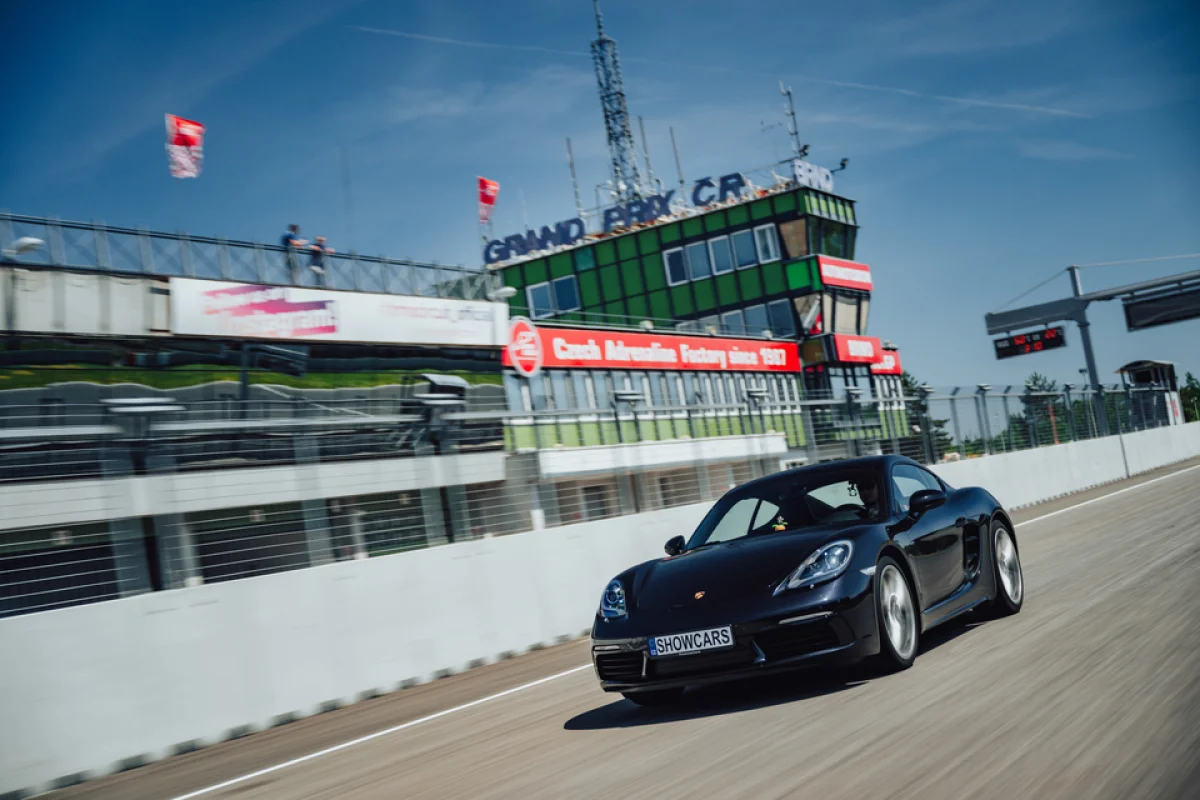 Jízda v Porsche 718 Cayman na velkém závodním Masarykově okruhu Brno - foto 02