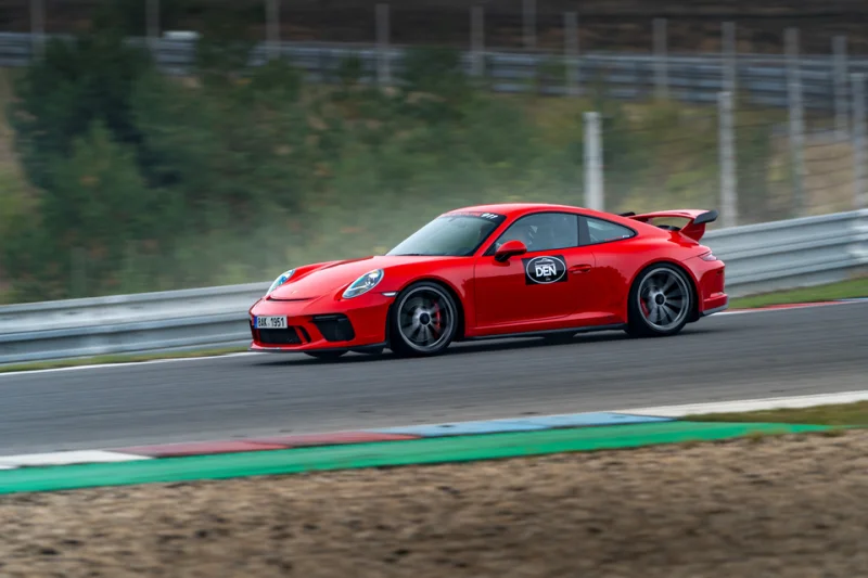 Jízda v Porsche 911 v Třinci - vyzkoušejte si řízení až šesti legendárních vozů - foto 02