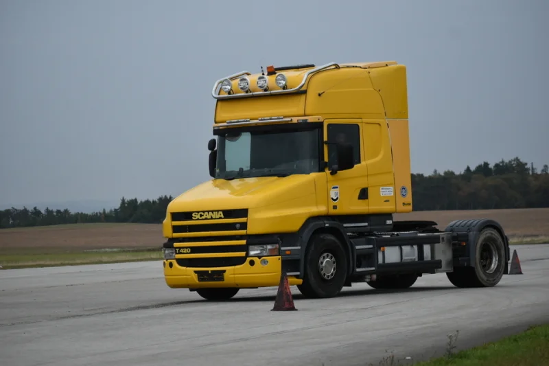 Jízda v tahači Scania T420 na polygonu u Příbrami - foto 03