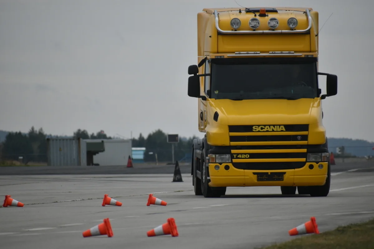 Jízda v tahači Scania T420 na polygonu u Příbrami - foto 04