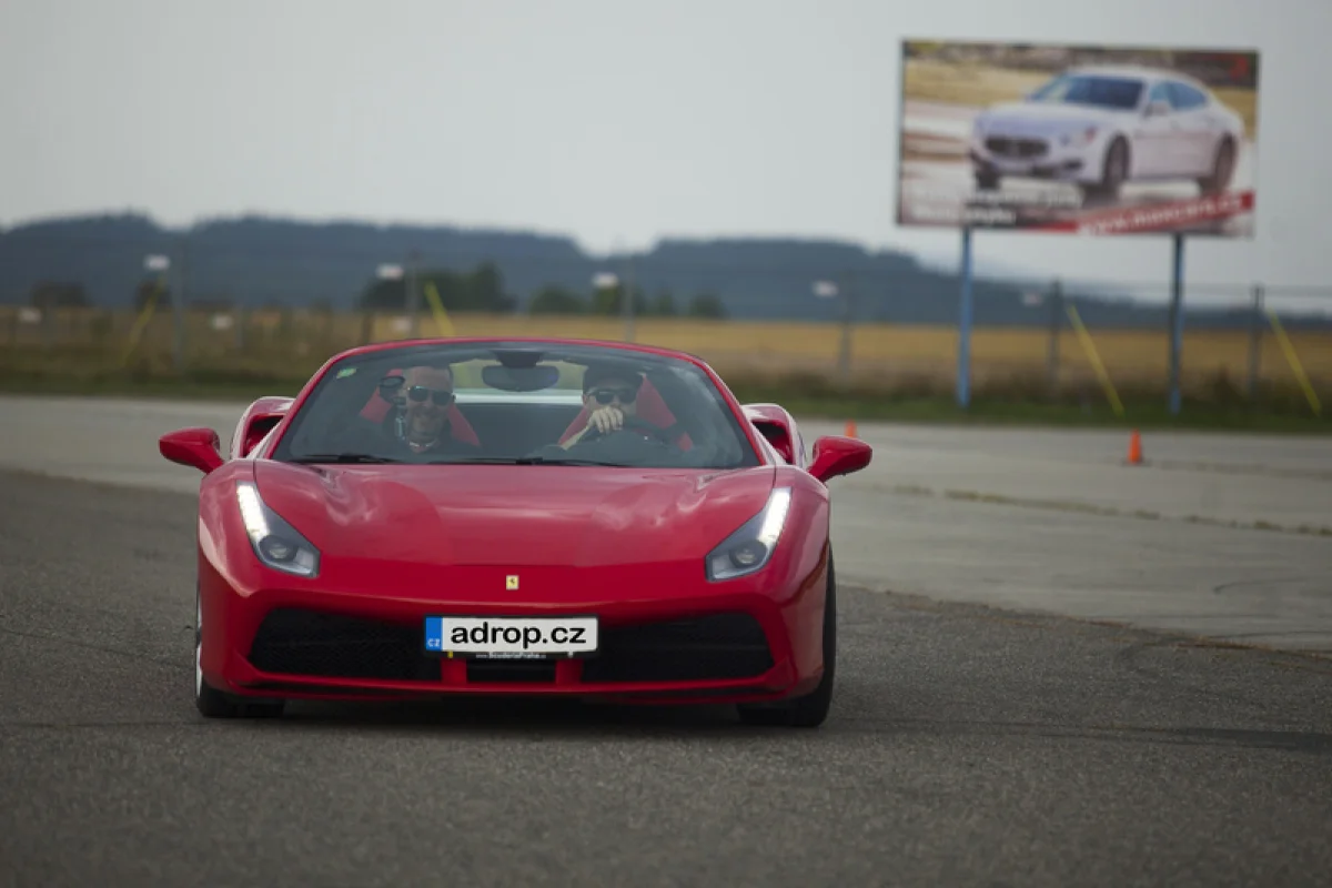 Jízda ve Ferrari 488 Spider na okruhu - foto 03