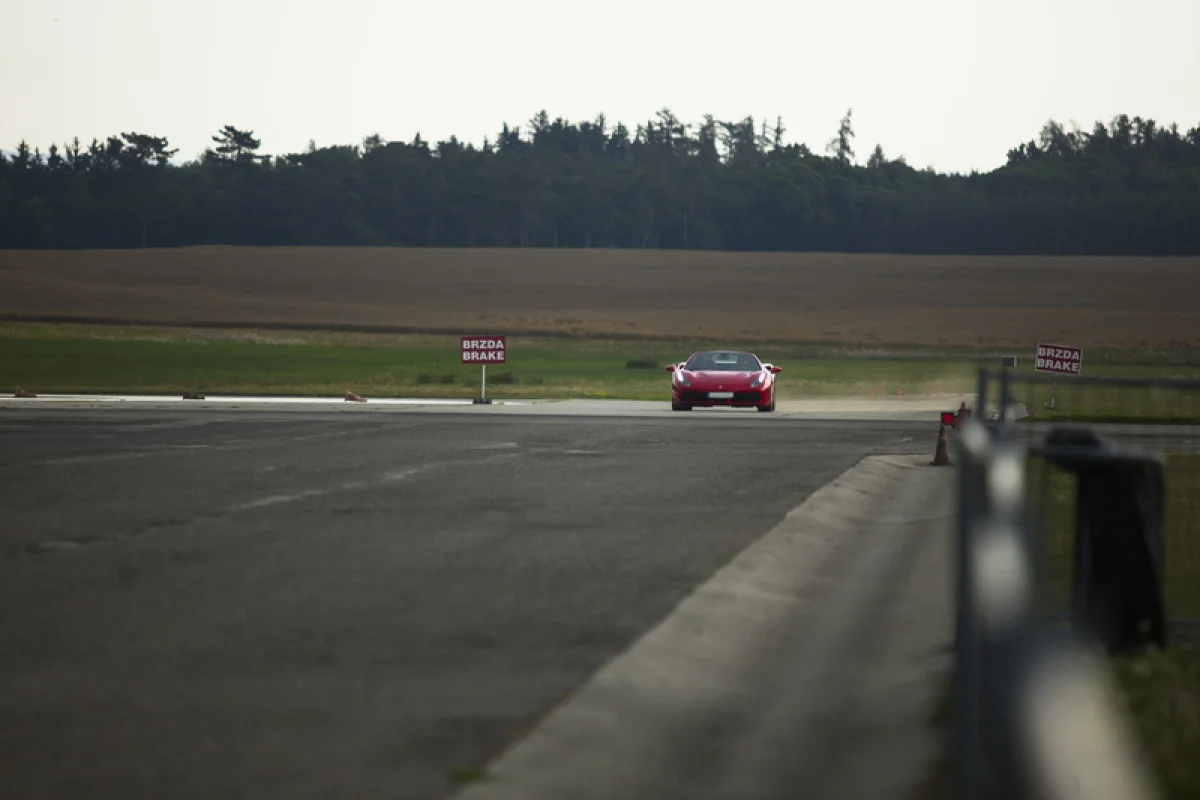Jízda ve Ferrari 488 Spider na okruhu - foto 04