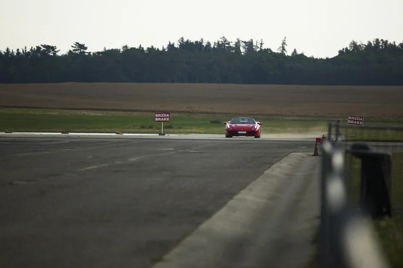 Jízda ve Ferrari 488 Spider na okruhu - foto 04