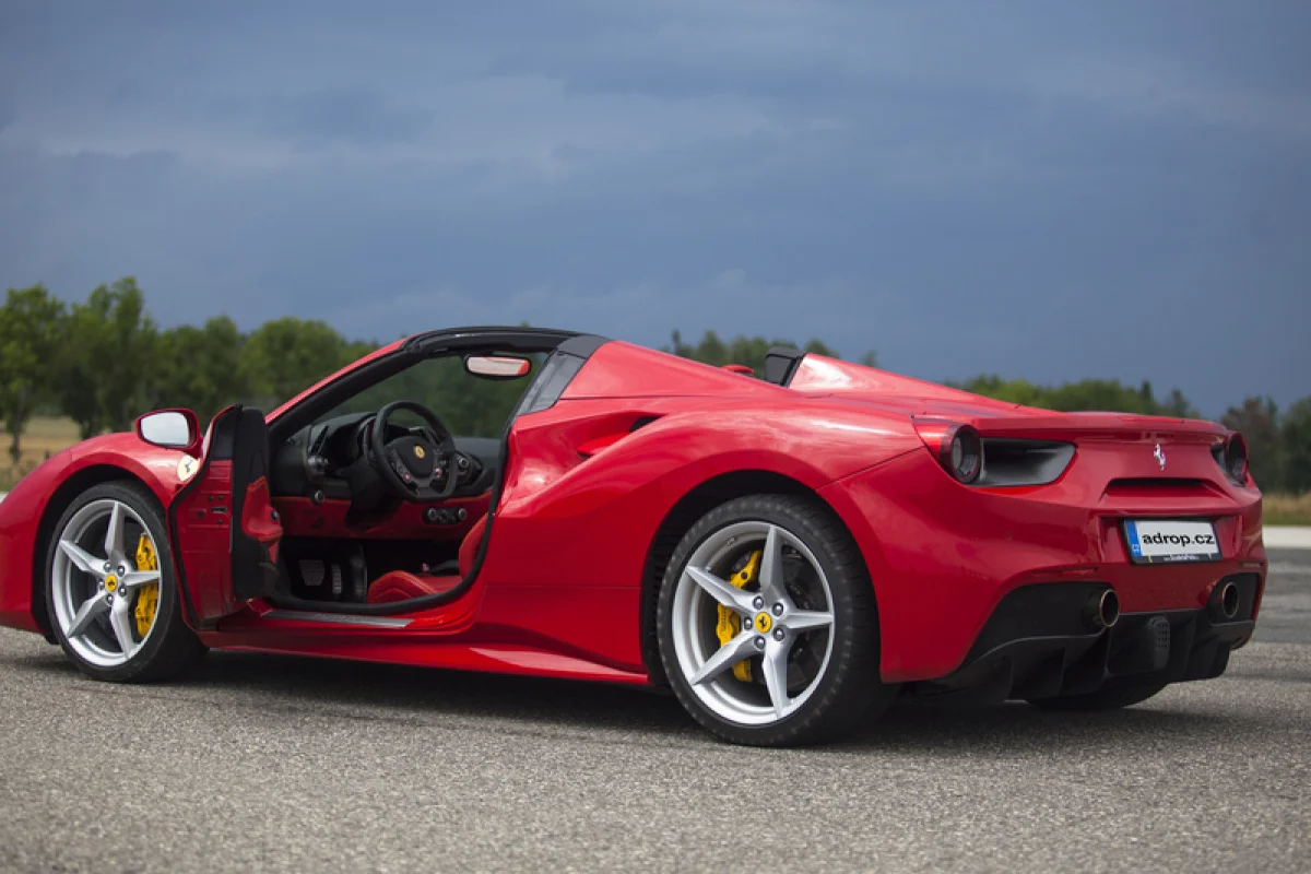 Jízda ve Ferrari 488 Spider na okruhu - foto 05