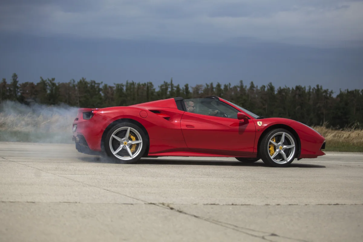 Jízda ve Ferrari 488 Spider na okruhu - foto 06