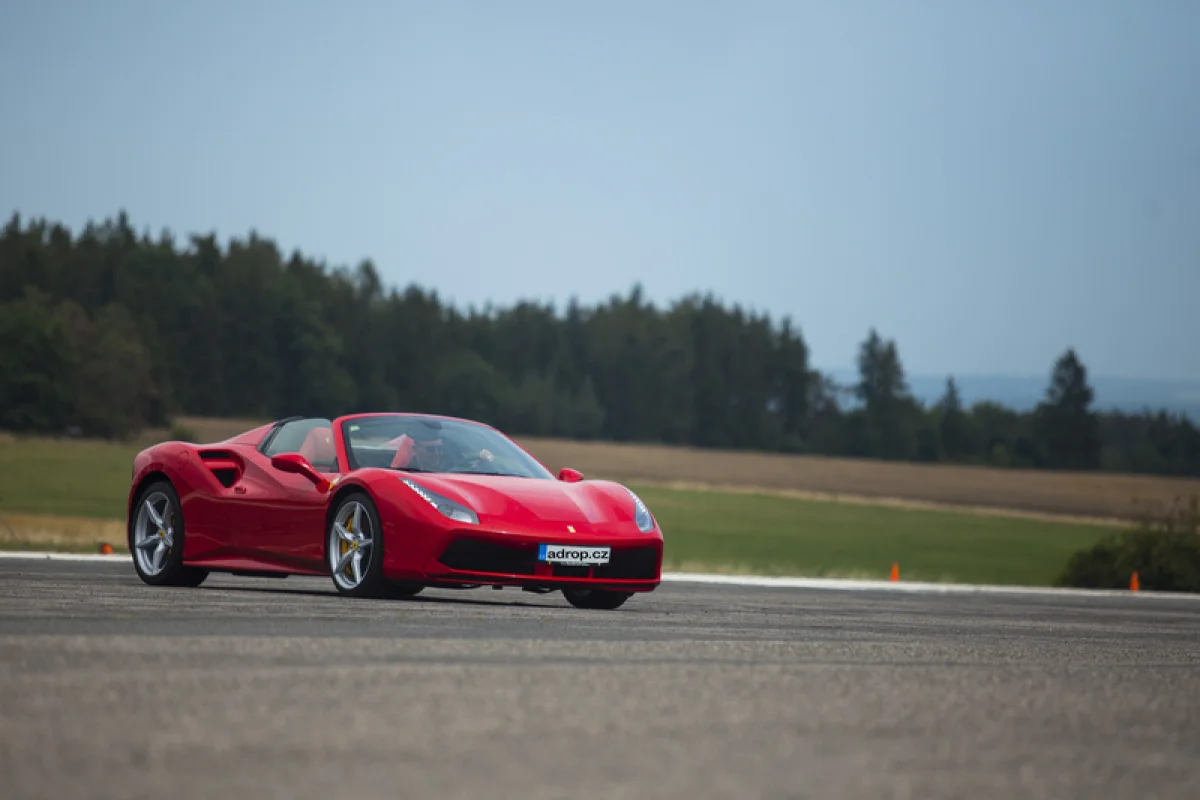 Jízda ve Ferrari 488 Spider na okruhu - foto 07