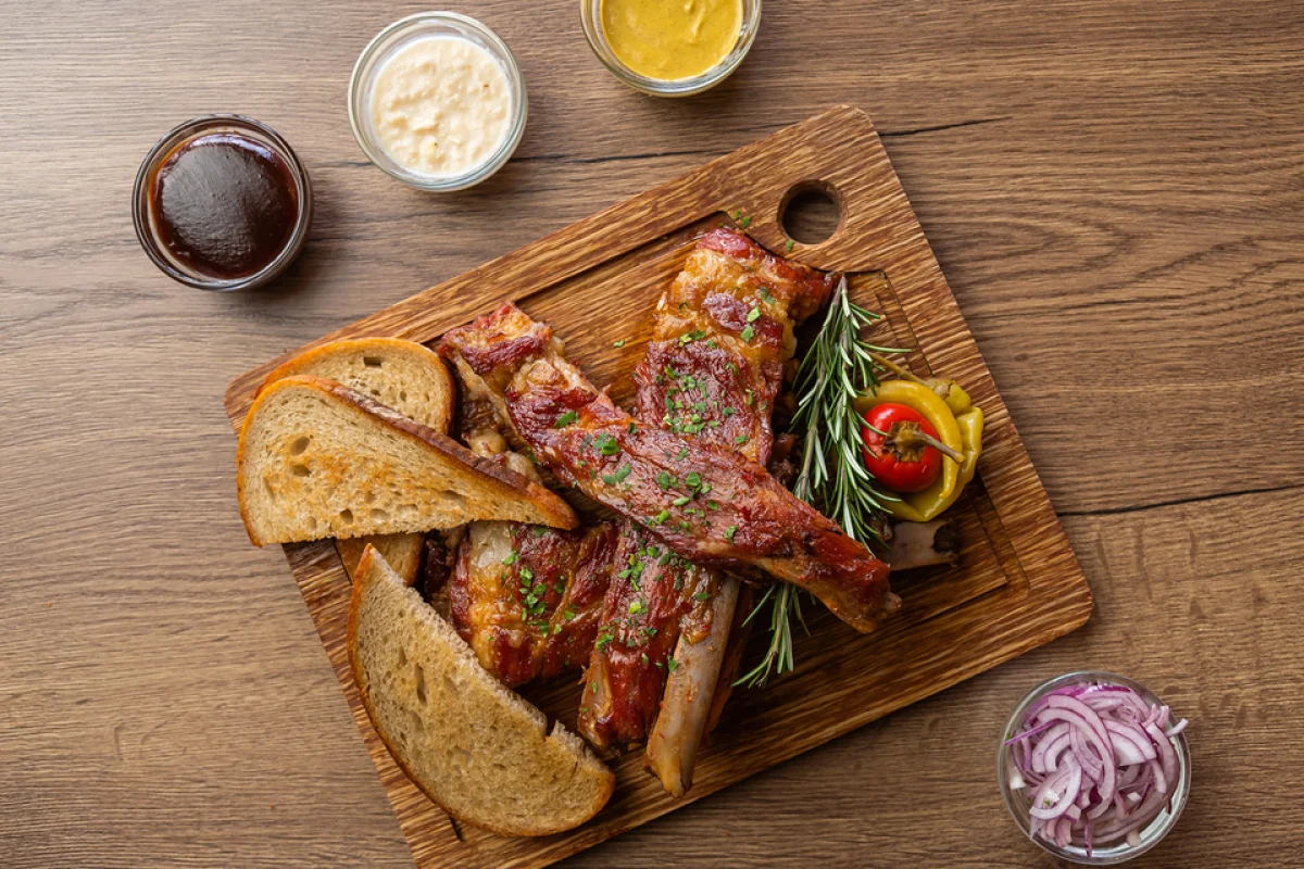 Kilo dokonale propečených žeber s přílohou v ostravské restauraci Heřmanická beseda pro dva - foto 03