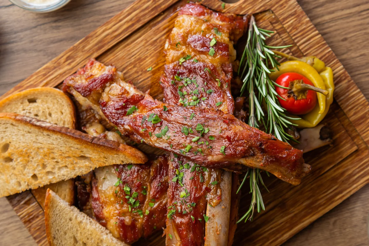 Kilo dokonale propečených žeber s přílohou v ostravské restauraci Heřmanická beseda pro dva - foto 04