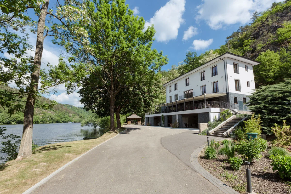 Klid na břehu Vltavy: Pobyt v hotelu Mandát pro 2 osoby na 2 noci s polopenzí - foto 02