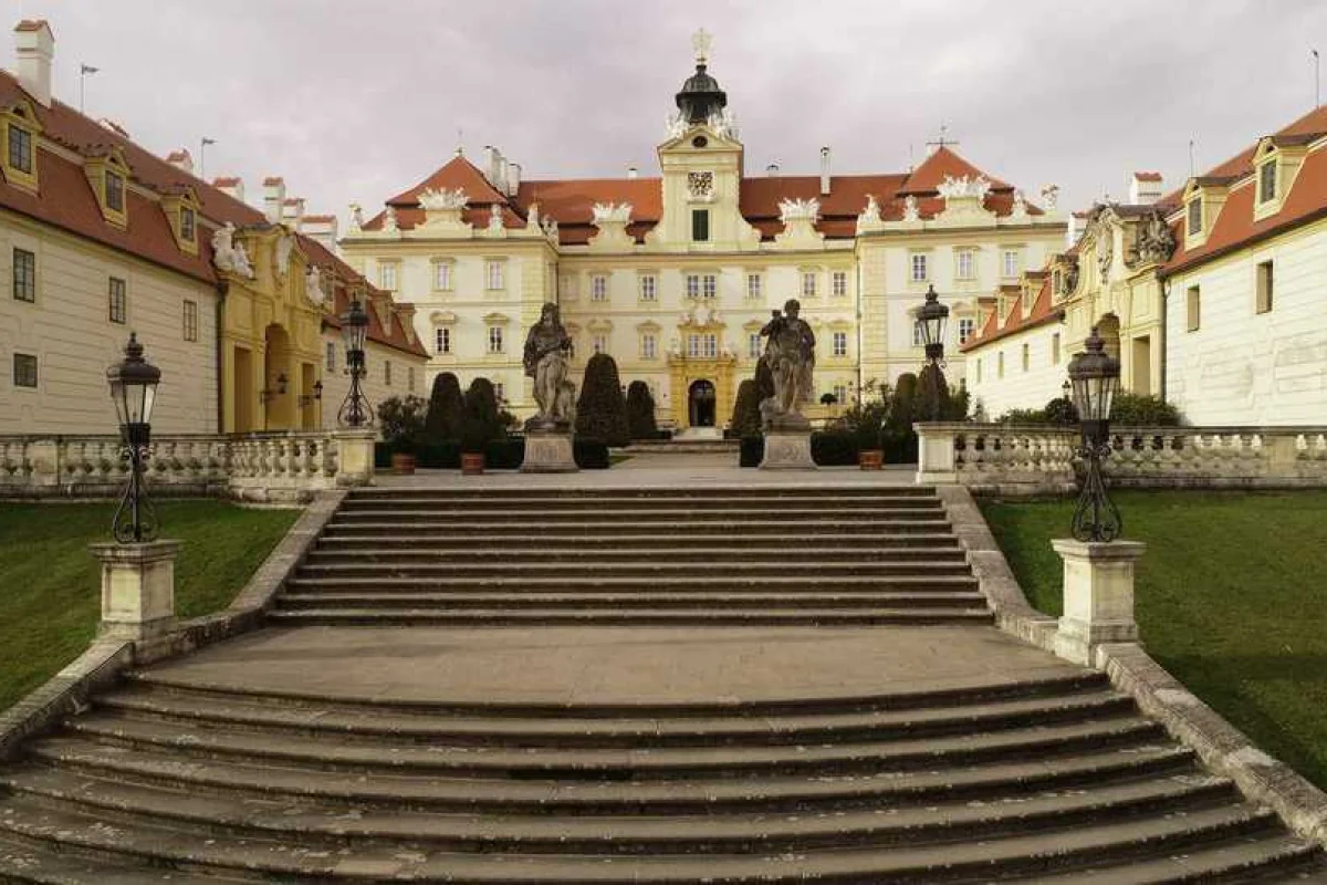 Kouzelný pobyt na zámku Valtice se snídaní a romantickou večeří pro 2 osoby na 2 noci - foto 05
