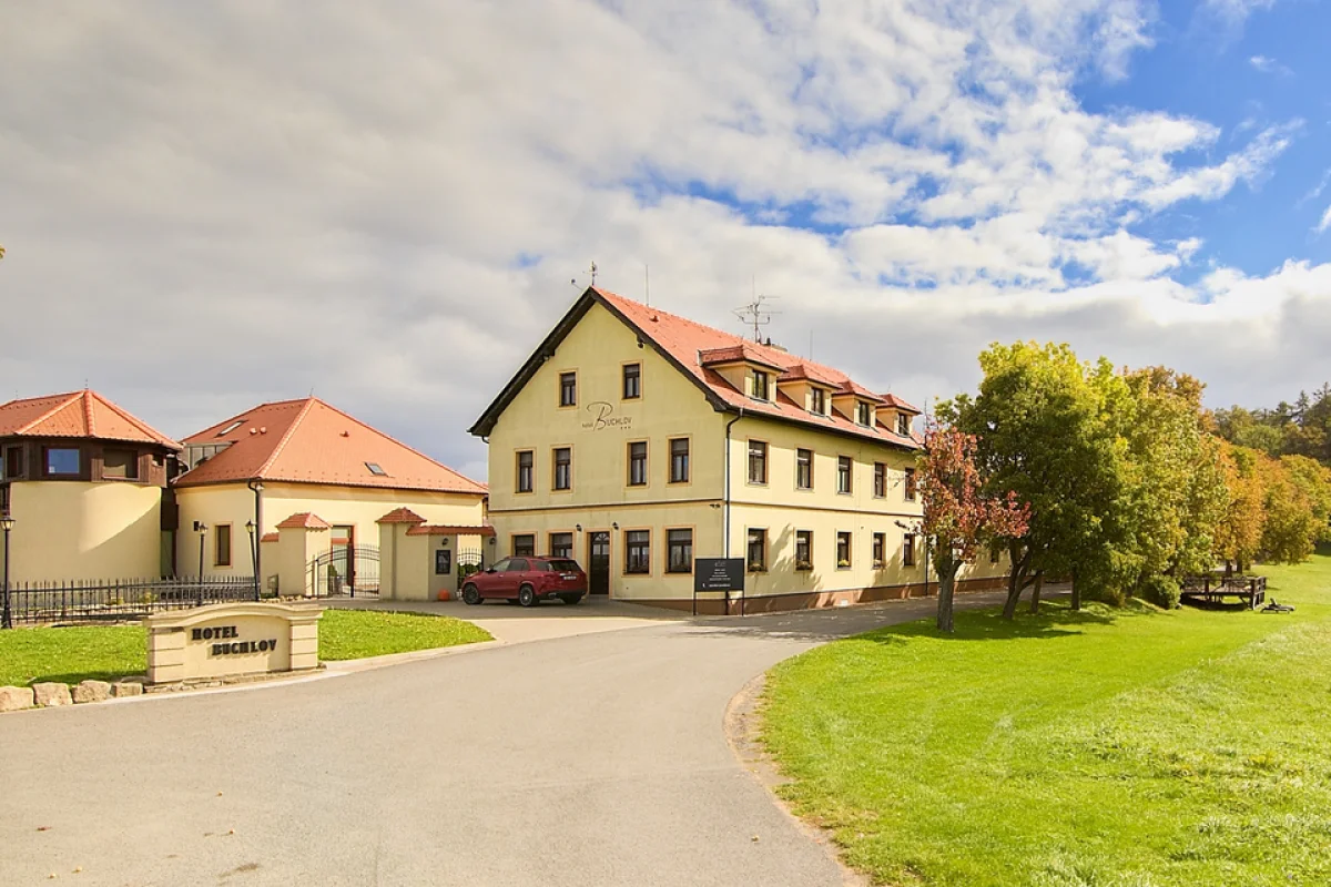 Kouzelný večer pod hradem v Hotelu Buchlov s relaxací v privátním wellness a večeří pro 2 osoby - foto 03