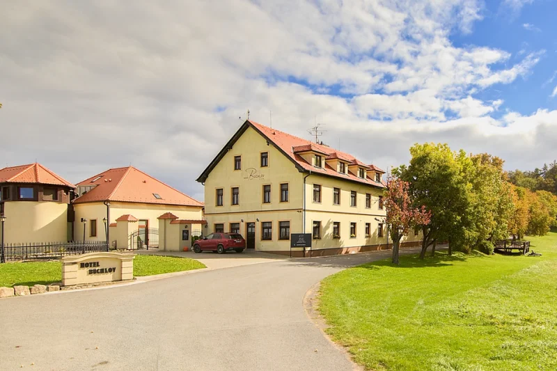 Kouzelný večer pod hradem v Hotelu Buchlov s relaxací v privátním wellness a večeří pro 2 osoby - foto 03