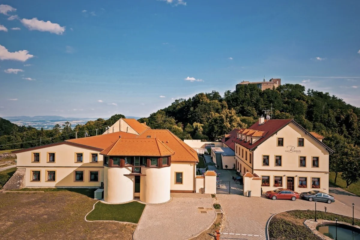 Kouzelný večer pod hradem v Hotelu Buchlov s relaxací v privátním wellness a večeří pro 2 osoby - foto 04