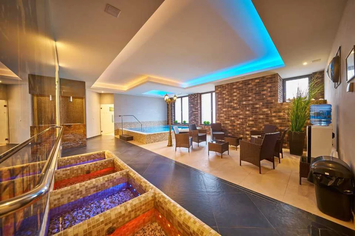 Královský pobyt s polopenzí, neomezeným wellness a masáží v Hotelu Queens**** pro 2 osoby na 2 noci - foto 02