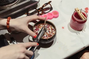 Kreativní kurz: Výroba přírodních svíček + gravírování skla - foto 01