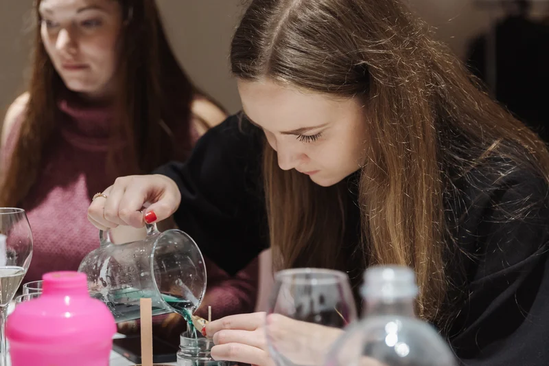 Kreativní kurz: Výroba přírodních svíček + gravírování skla - foto 03