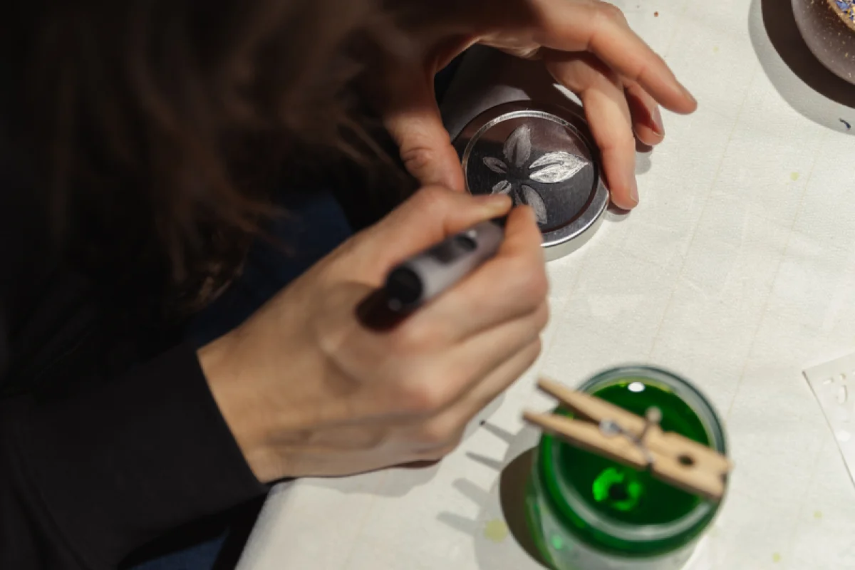 Kreativní kurz: Výroba přírodních svíček + gravírování skla - foto 05