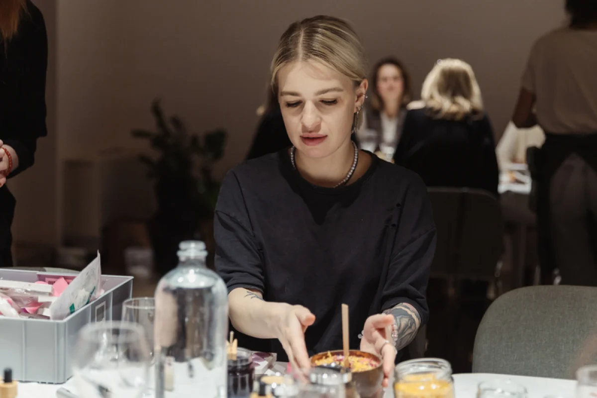 Kreativní kurz: Výroba přírodních svíček + gravírování skla - foto 10