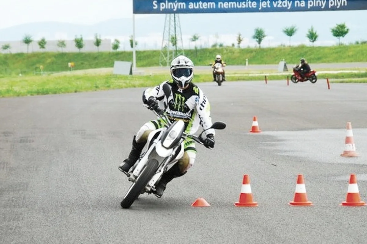 Kurz bezpečné jízdy na motorce - foto 03