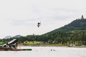 Lekce freestyle lyžování se skoky do vody - foto 01