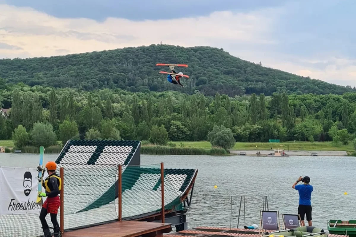 Lekce freestyle lyžování se skoky do vody - foto 09