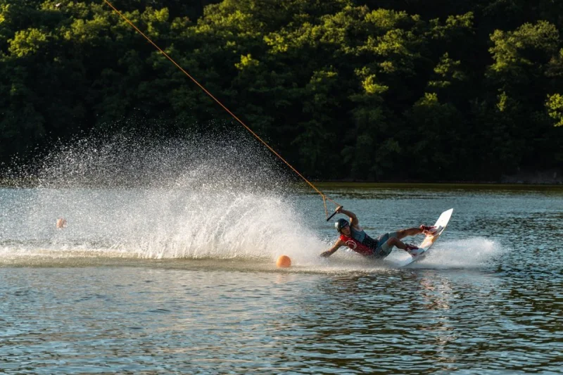 Lekce wakeboardingu s profesionálním instruktorem až pro 4 osoby v Praze - foto 02