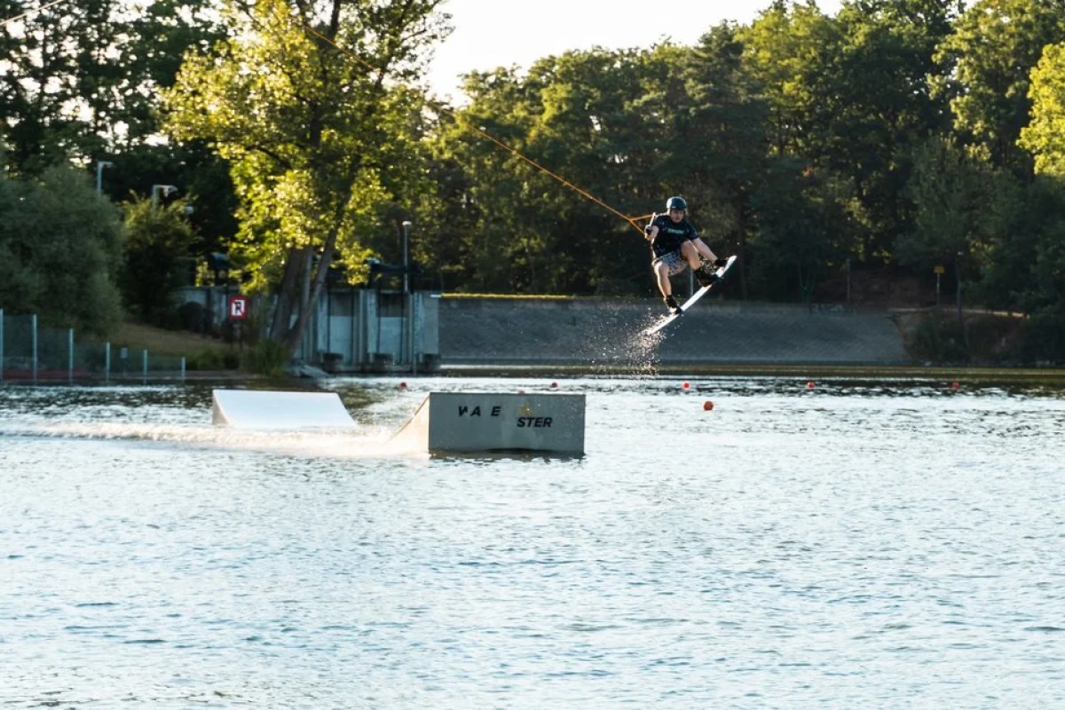 Lekce wakeboardingu s profesionálním instruktorem až pro 4 osoby v Praze - foto 03