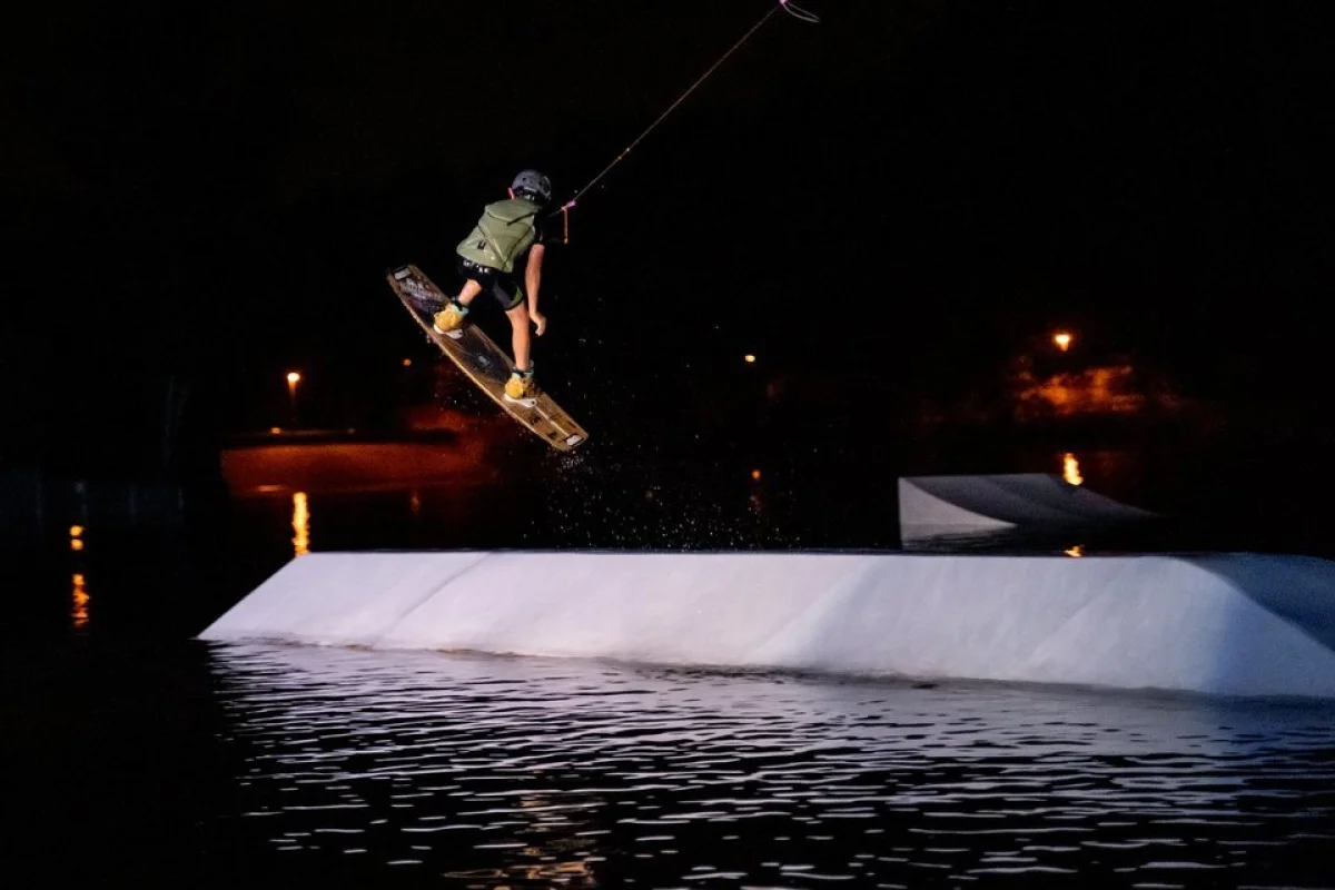 Lekce wakeboardingu s profesionálním instruktorem až pro 4 osoby v Praze - foto 04