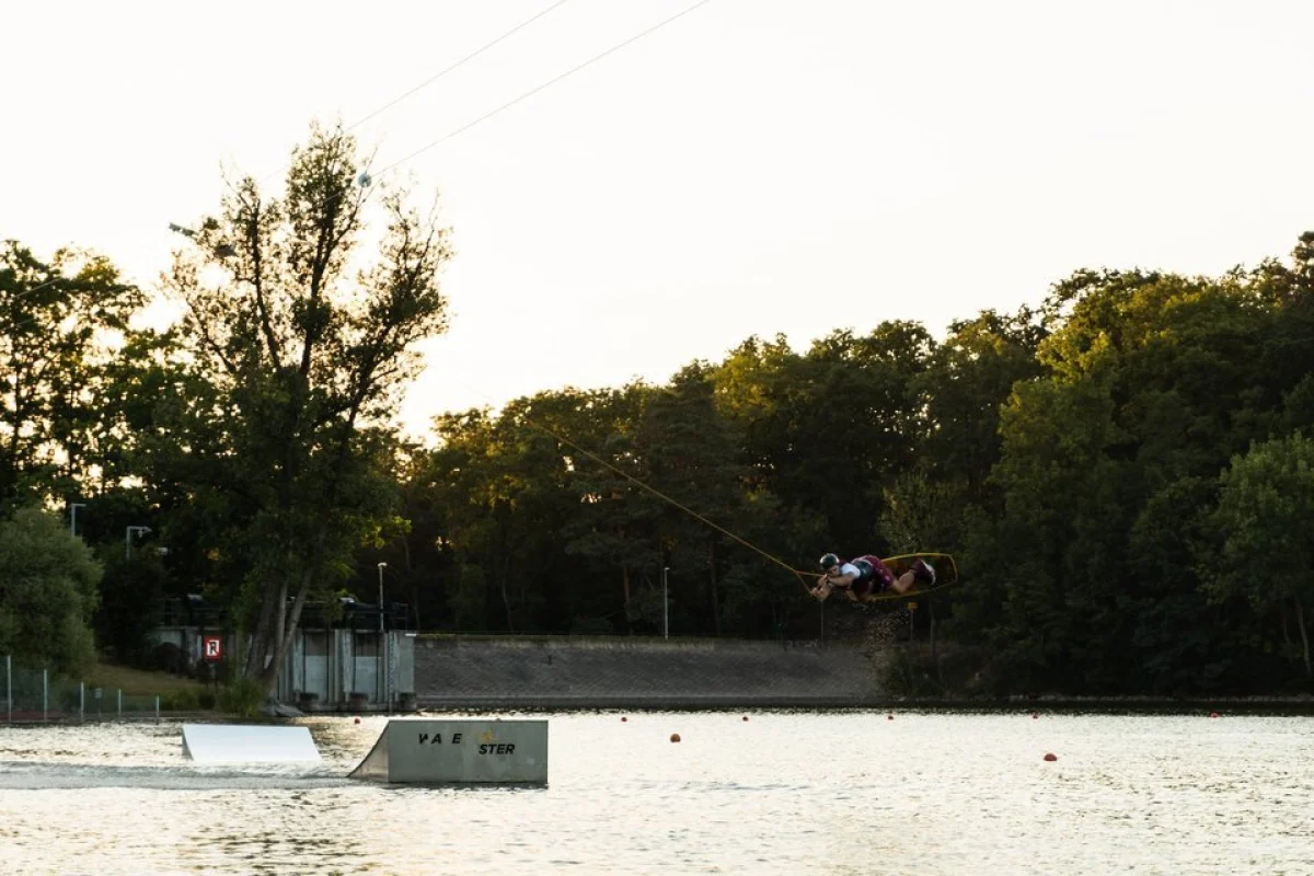 Lekce wakeboardingu s profesionálním instruktorem až pro 4 osoby v Praze - foto 05