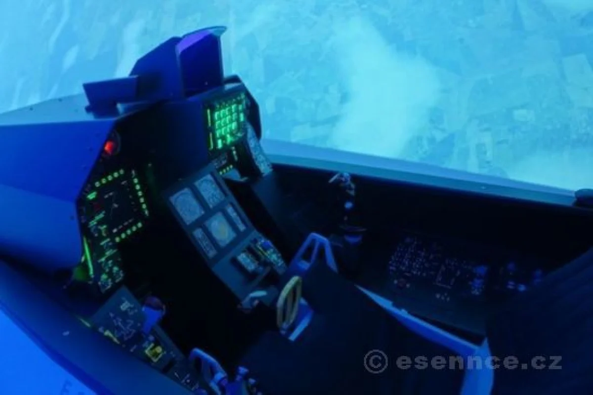 Letecký trenažér stíhačky F16 - foto 03