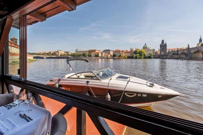 Luxusní degustační menu šéfkuchaře Marka Raditsche s projížďkou soukromou lodí po Vltavě v restauraci Kampa Park - foto 02