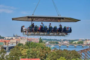 Luxusní obědové menu v oblacích nad Prahou - foto 01