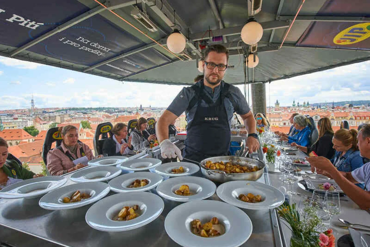 Luxusní obědové menu v oblacích nad Prahou - foto 03