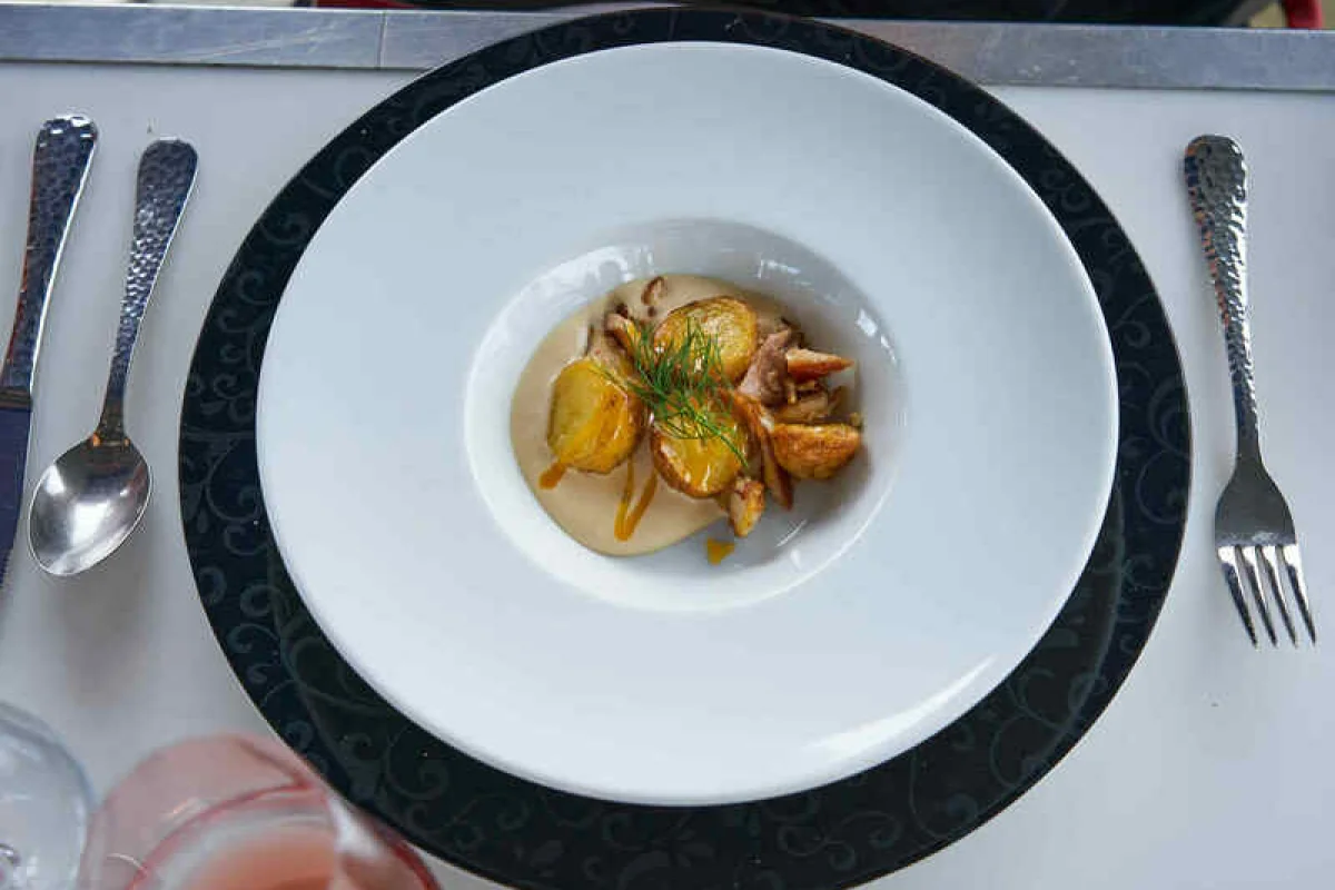 Luxusní obědové menu v oblacích nad Prahou - foto 04