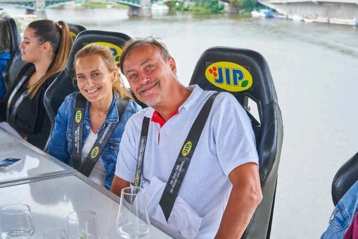 Luxusní obědové menu v oblacích nad Prahou - foto 05