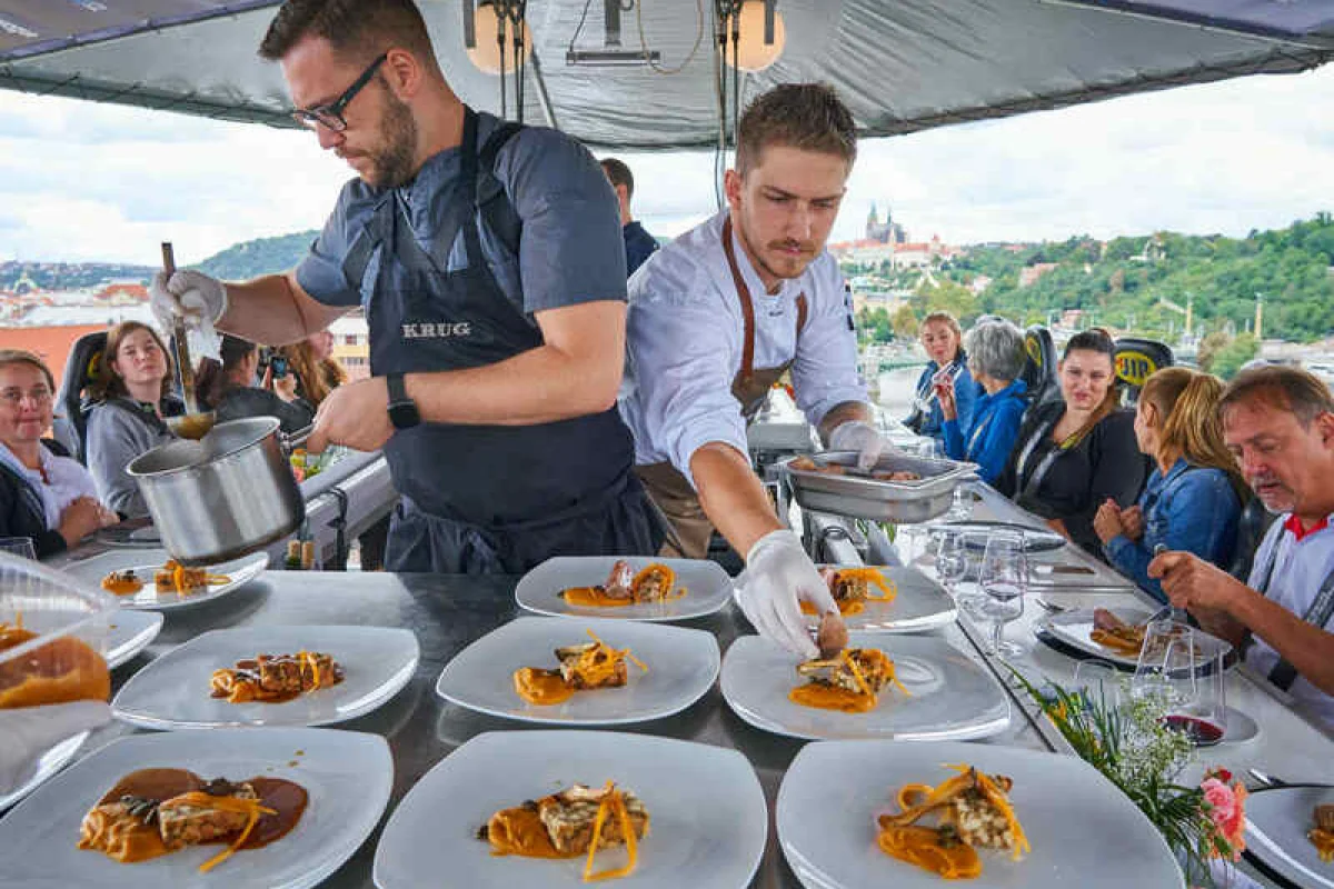 Luxusní obědové menu v oblacích nad Prahou - foto 06